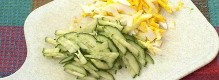 салат с молодой капустой, яйцом и вялеными помидорами. Шаг 2