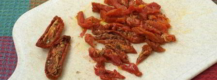 салат с молодой капустой, яйцом и вялеными помидорами. Шаг 3