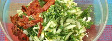 салат с молодой капустой, яйцом и вялеными помидорами. Шаг 4