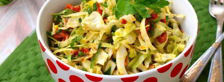 салат с молодой капустой, яйцом и вялеными помидорами. Шаг 6