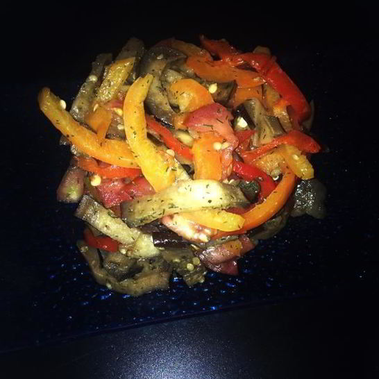 Рецепт салата с печеными баклажанами и перцем