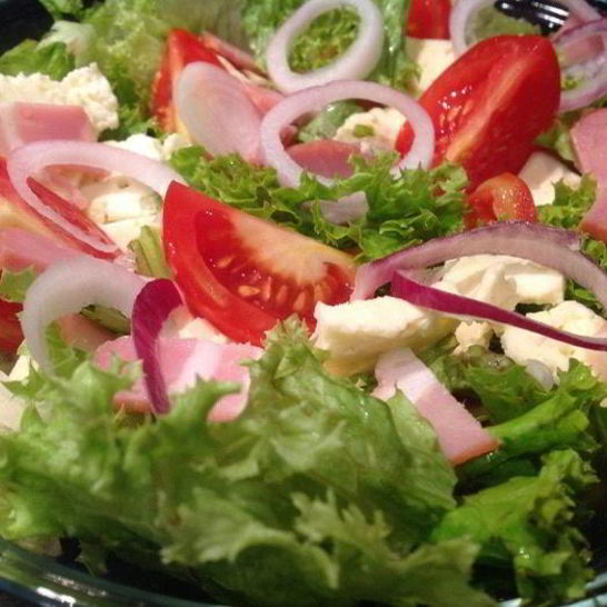 Рецепт салата с помидорами, беконом и брынзой