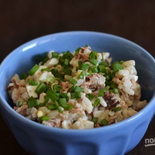 Салат с рыбными консервами и рисом