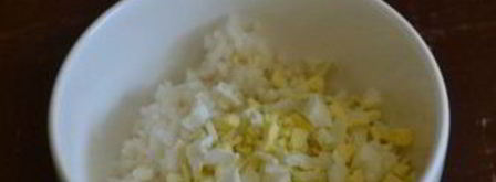 салат с рыбными консервами и рисом. Шаг 2