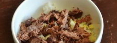 салат с рыбными консервами и рисом. Шаг 3