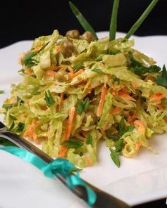 Салат с савойской капустой, морковью и горошком