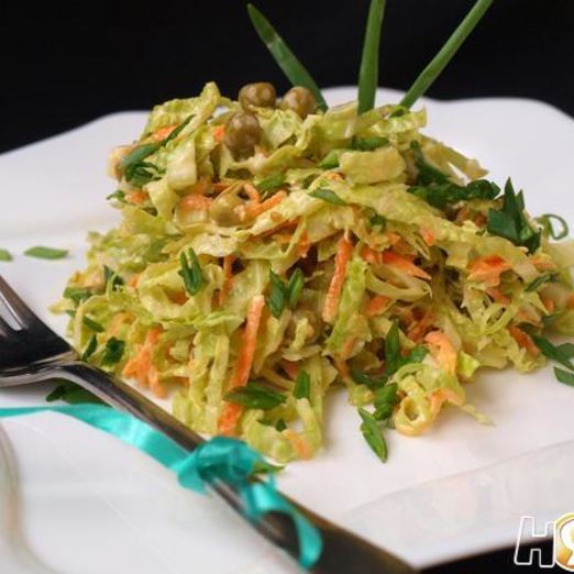 Салат с савойской капустой, морковью и горошком