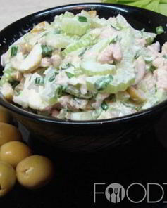 Салат с сельдереем, куриной грудкой и яблоками