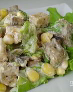 Салат с сухариками и кукурузой