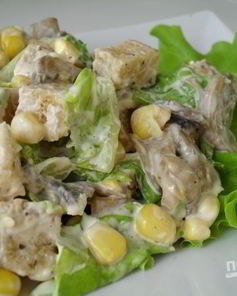 Салат с сухариками и кукурузой