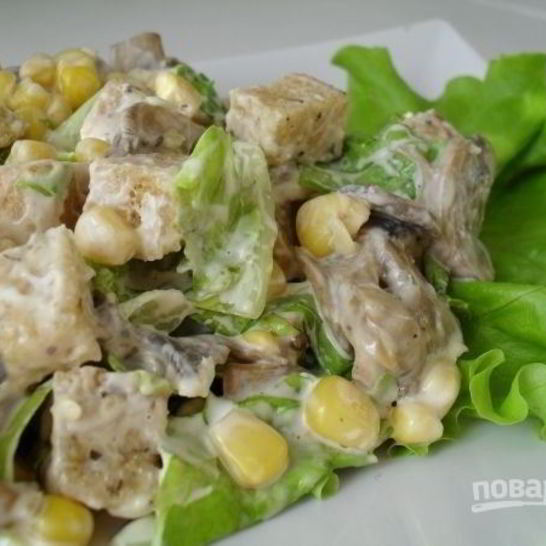 Рецепт салата с сухариками и кукурузой