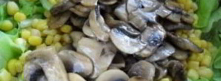 салат с сухариками и кукурузой. Шаг 6