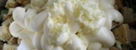 салат с сухариками и кукурузой. Шаг 8