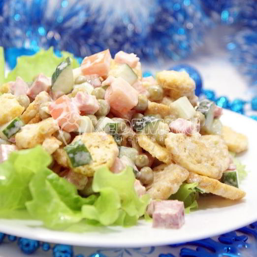 Салат с сухариками Праздничный