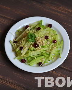 Салат с зеленой редькой и кедровыми орехами