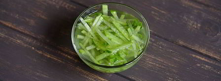 салат с зеленой редькой и кедровыми орехами. Шаг 2