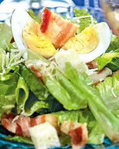 Салат Цезарь с беконом и яйцом