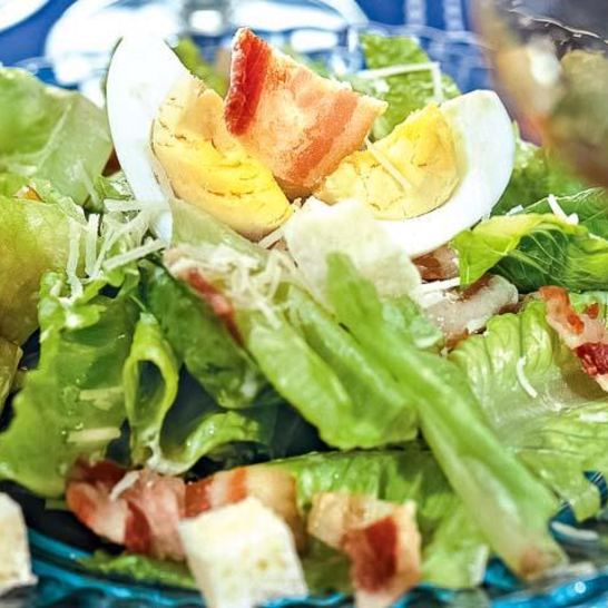 Рецепт салата цезарь с беконом и яйцом