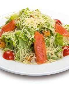 Салат Цезарь с красной рыбой