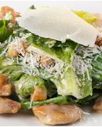 Салат Цезарь с куриной грудкой