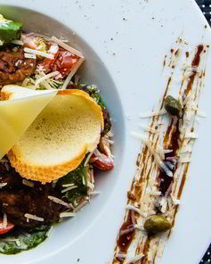 Салат Цезарь с куриной печенью