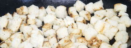 салат цезарь с курицей и сухариками. Шаг 5