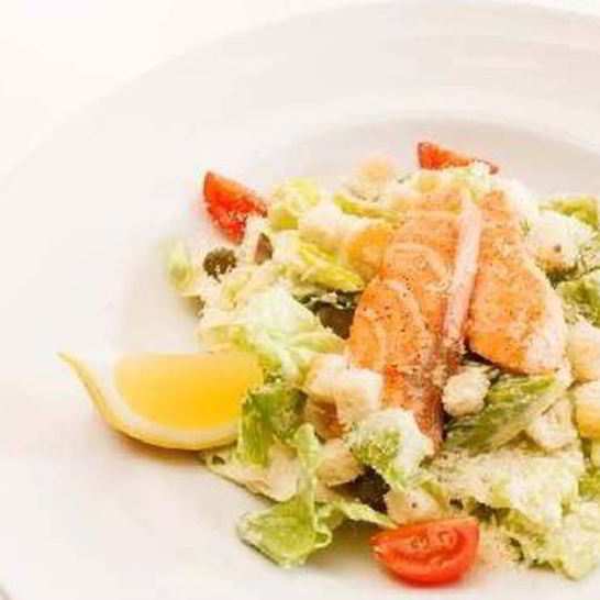 Рецепт салата цезарь с лососем
