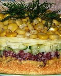 Слоеный салат Осень с копченой колбасой