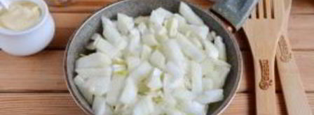 слоеный салат пчелкин. Шаг 2