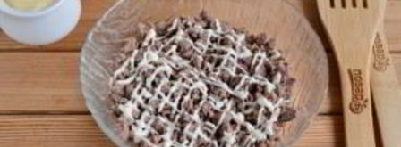 слоеный салат пчелкин. Шаг 7