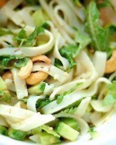 Тайский салат с рисовой лапшой