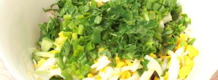 весенний салат с яйцом и черемшой. Шаг 2