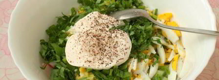 весенний салат с яйцом и черемшой. Шаг 3