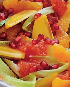 Зимний фруктовый салат с медово-горчичным соусом