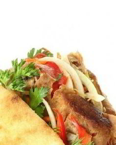 Пита с бараниной, греческим салатом и соусом цацики