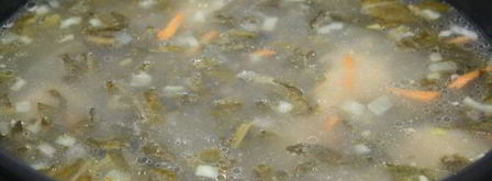 зеленый борщ со щавлем и маринованными огурцами. Шаг 6