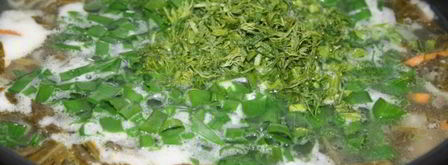 зеленый борщ со щавлем и маринованными огурцами. Шаг 7