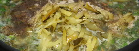 зеленый борщ со щавлем и маринованными огурцами. Шаг 8