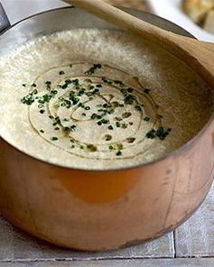 Крем-суп из мирпуа шампиньонов со сливками на курином бульоне