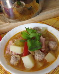 Густой чечевичный суп с фрикадельками и беконом