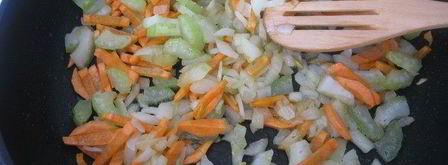 густой чечевичный суп с фрикадельками и беконом. Шаг 5