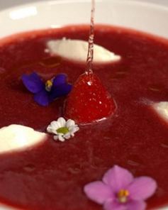 Клубничный суп с кнелями из сыра маскарпоне