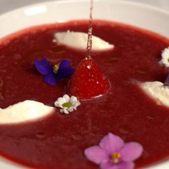 Рецепт клубничного супа с кнелями из сыра маскарпоне