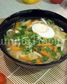 Куриный суп с лапшой, имитирующий японскую кухню