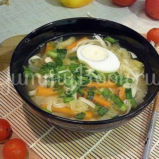 Рецепт куриного супа с лапшой, имитирующий японскую кухню
