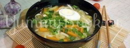 куриный суп с лапшой, имитирующий японскую кухню. Шаг 14