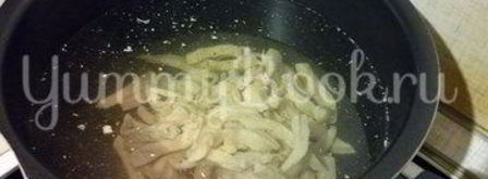 куриный суп с лапшой, имитирующий японскую кухню. Шаг 3