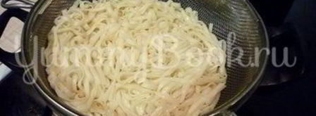 куриный суп с лапшой, имитирующий японскую кухню. Шаг 8