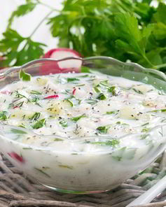 Окрошка с горошком, горчицей, сметаной и майонезом