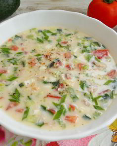 Окрошка с курицей и помидорами